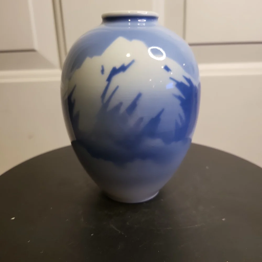 Beautiful Blue and White Japanese Signed Porcelain Vase 5" - Picture 1 of 11